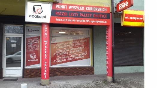 Fasada punktu wysyłek kurierskich epaka.pl w Zgierzu, z widocznym logo, adresem i informacją o przesyłkach: paczki, listy, palety, dłużyce.