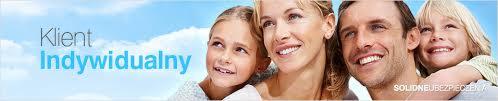 Uśmiechnięta rodzina (ojciec, matka, córka i syn) na tle błękitnego nieba z chmurami, obok napis 'Klient Indywidualny'.
