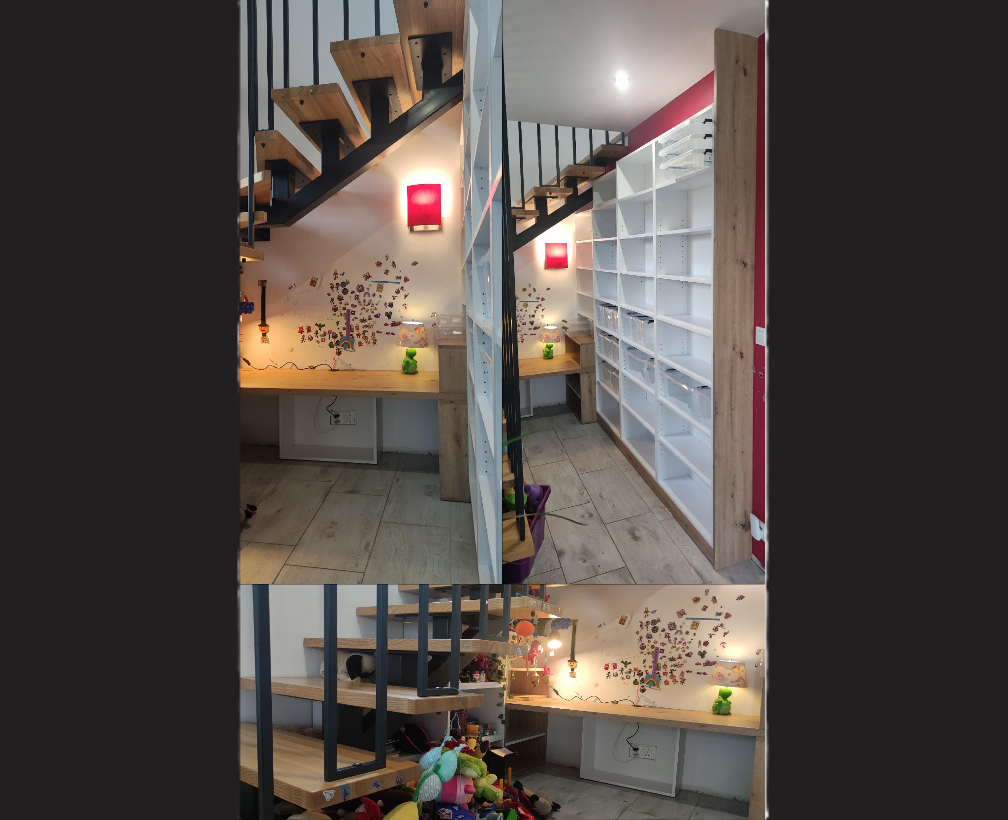 Zabudowa pod schodami: białe regały z drewnianym wykończeniem, biurko z drewnianym blatem, ściana ozdobiona naklejkami dla dzieci, oświetlenie w postaci czerwonego kinkietu i lampki na biurku...