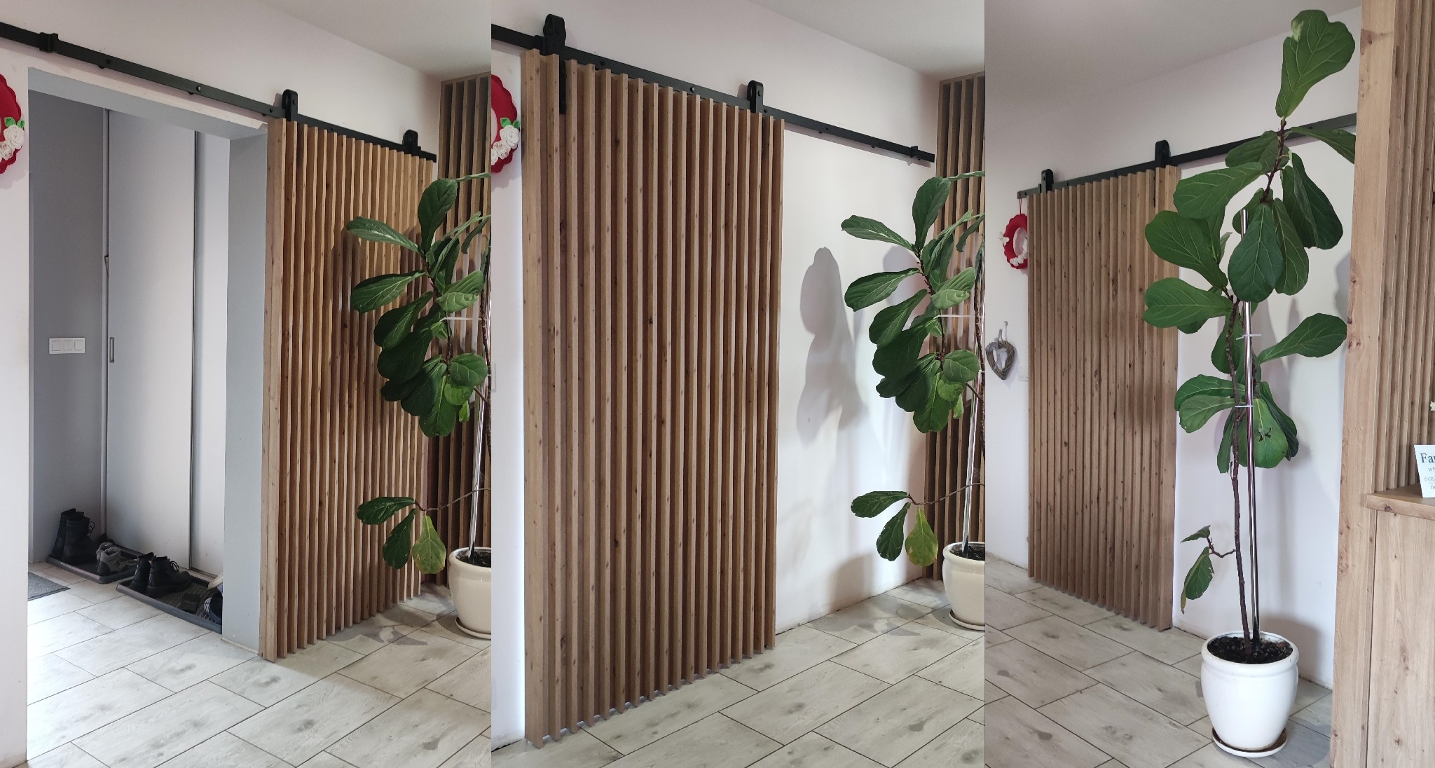 Drewniana, przesuwna ścianka działowa z pionowych listew, zamontowana na czarnej szynie, częściowo zasłaniająca wejście, z rośliną doniczkową obok, na podłodze z płytek imitujących drewno.