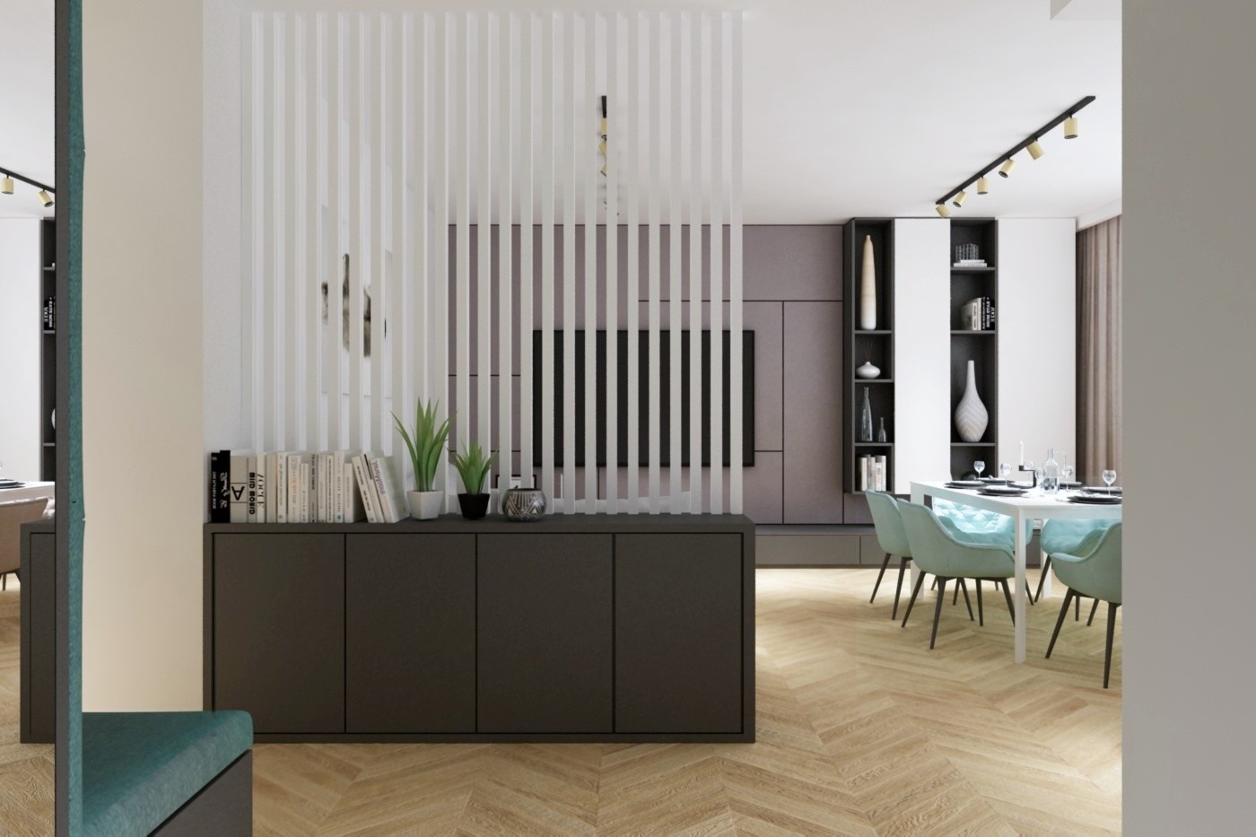 Nowoczesne wnętrze z drewnianą podłogą w jodełkę, niskim kredensem z książkami i roślinami, białymi lamelami oddzielającymi przestrzeń oraz stołem jadalnym z turkusowymi krzesłami w tle.