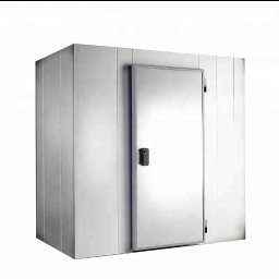Marex - klima serwis - Komora chłodnicza z metalowymi panelami i drzwiami z zamkiem, widok z zewnątrz. Konstrukcja z płyt PUR, montaż agregatów chłodniczych.