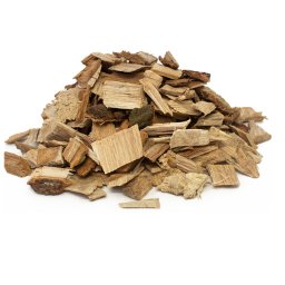 DREWNO OPAŁOWE SPÓŁKA Z OGRANICZONĄ ODPOWIEDZIALNOŚCIĄ - Kupa jasnych, nieregularnych kawałków drewna z widoczną korą, ułożonych na białym tle.