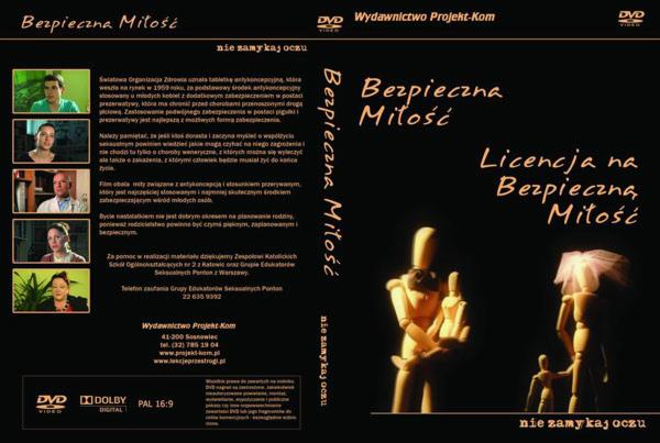 Okładka DVD 'Bezpieczna Miłość': grafika z drewnianymi modelami rodziny na czarnym tle, tytuł i podtytuł 'Licencja na Bezpieczną Miłość', logo wydawnictwa Projekt-Kom.