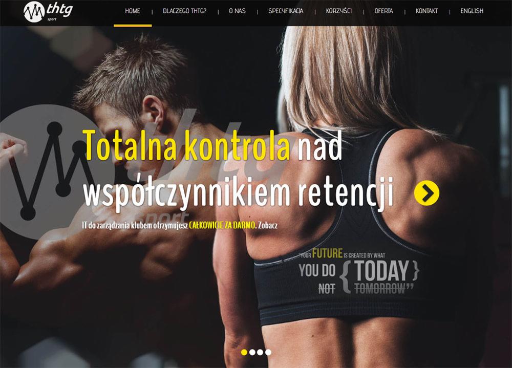 Projekt strony internetowej dla klubu fitness z hasłem 'Totalna kontrola nad współczynnikiem retencji' i zdjęciami wysportowanych osób.