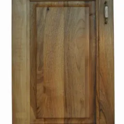 Front kuchenny z drewna orzechowego, z frezowanym obramowaniem i ozdobnym uchwytem porcelanowo-mosiężnym.