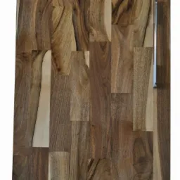 Front szafki kuchennej z mozaiką z różnych odcieni drewna orzechowego, z minimalistycznym, pionowym uchwytem ze stali nierdzewnej.