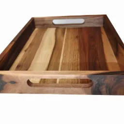 Drewniana taca śniadaniowa z różnymi odcieniami drewna, widoczne detale połączeń stolarskich na rogach, uchwyty wycięte w bocznych ściankach.