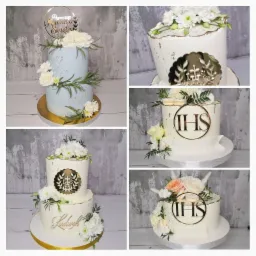 Kolaż czterech zdjęć tortów komunijnych: dwupiętrowy tort w odcieniach błękitu z topperem z napisem 'Pierwsza Komunia Święta', tort z dekoracją z lustrzanym symbolem IHS, tort z imieniem 'Ludwik'...