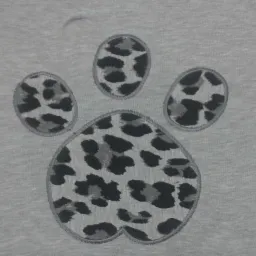 Szara bluza z aplikacją łapy zwierzęcia w panterkę, wykonana techniką haftu.