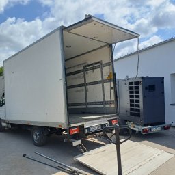 Auto z windą i paleciakiem