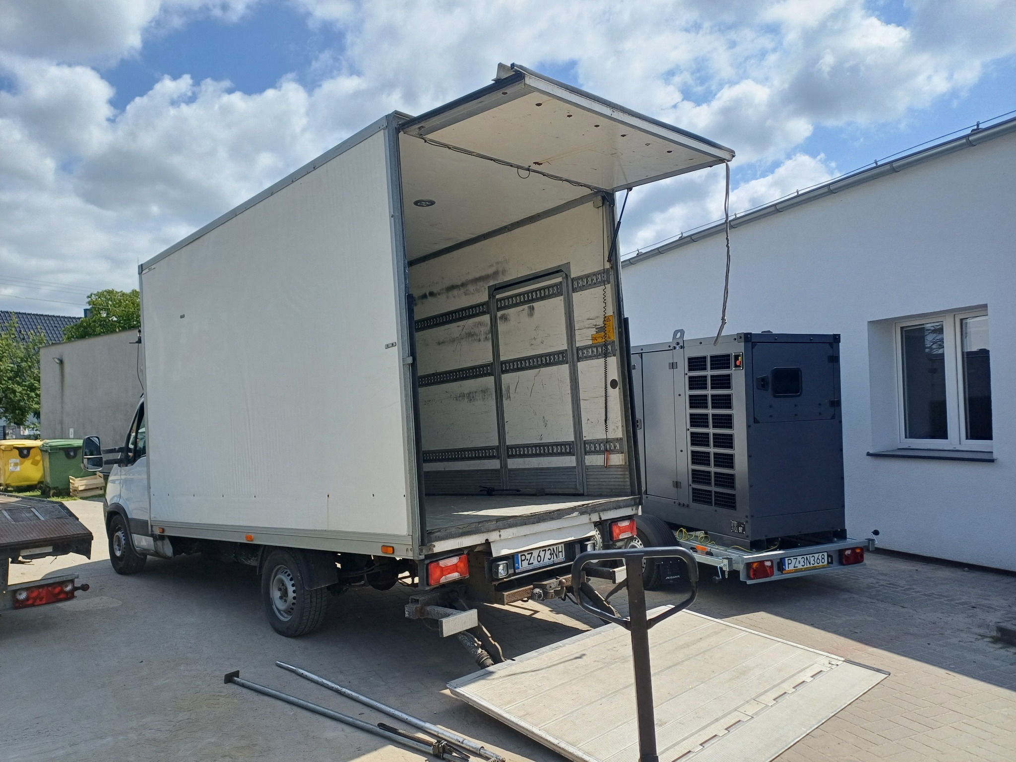 Auto z windą i paleciakiem