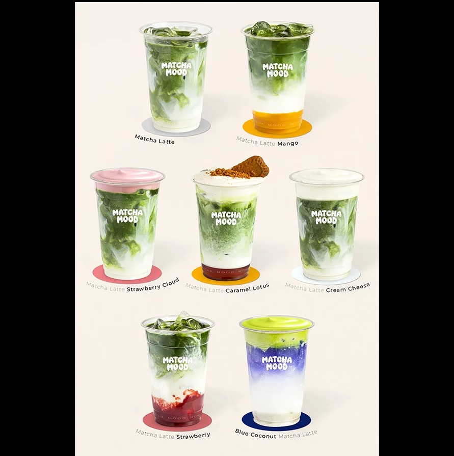 Kreatywna fotografia produktowa: kolaż siedmiu napojów Matcha Mood w przezroczystych kubkach, każdy z innym smakiem i kolorem, na jasnym tle.