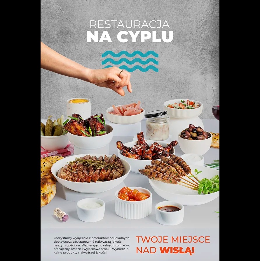 Bogaty stół z różnorodnymi daniami kuchni restauracji 'Na Cyplu', z ręką wskazującą na potrawy, podkreślający świeżość i lokalne pochodzenie składników.