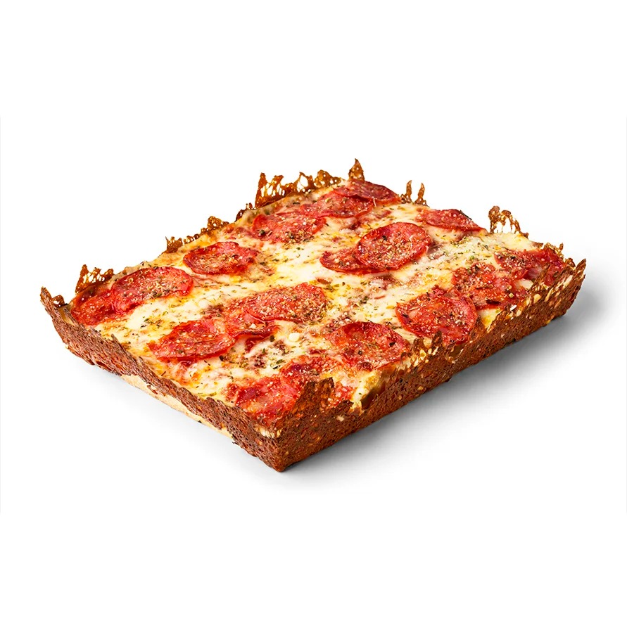 Kwadratowa pizza z salami na grubym cieście, z chrupiącymi brzegami, na białym tle. Ujęcie z góry, podkreślające teksturę i składniki.