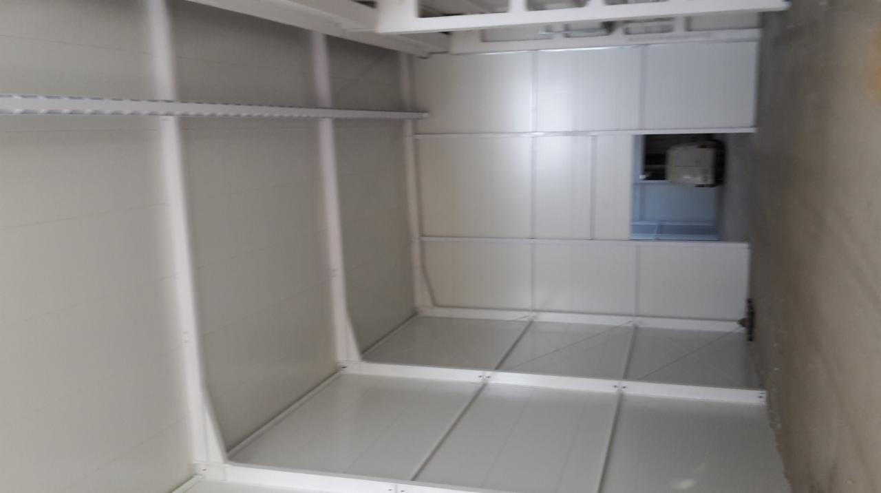 Wnętrze nowej, pomalowanej na biało hali z widocznymi metalowymi konstrukcjami ścian i podłogi oraz fragmentem instalacji w ścianie.