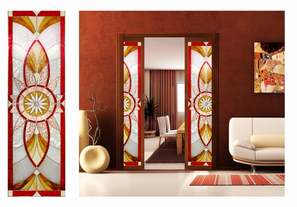 Wnętrze z drzwiami przesuwnymi ze szkła witrażowego w kolorach czerwieni, żółci i bieli. Na ścianie wisi reprodukcja obrazu 'Pocałunek' Gustava Klimta.