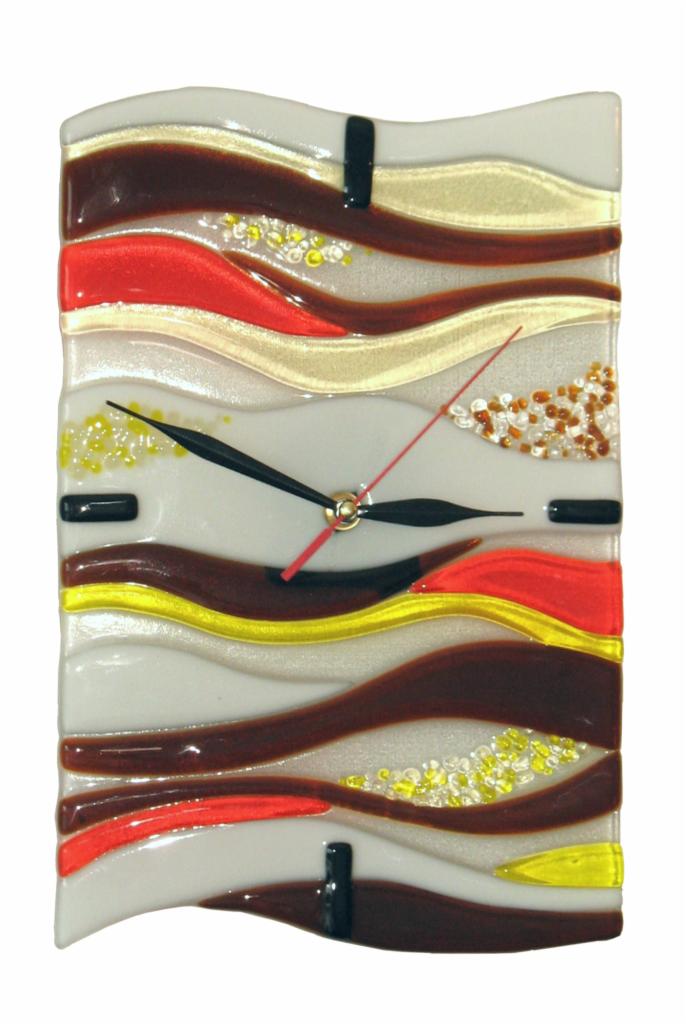 Unikatowy, ręcznie robiony szklany zegar ścienny z abstrakcyjnym, falistym wzorem w odcieniach brązu, czerwieni, złota i bieli. Czarny akcent wzdłuż krawędzi.