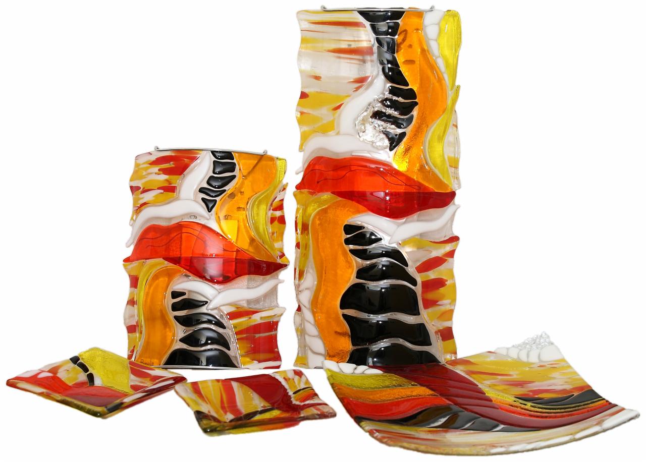 Kolorowe, artystyczne wyroby szklane: wazony i talerze z abstrakcyjnymi wzorami w odcieniach czerwieni, żółci, bieli i czerni na białym tle. Unikalny design.