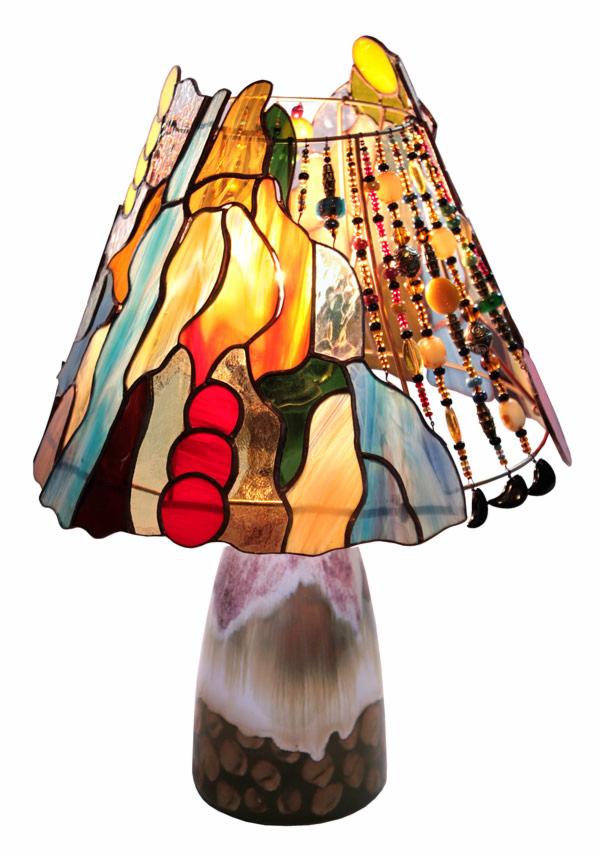 Lampa witrażowa Tiffany z kolorowego szkła i koralików, na ceramicznej podstawie. Unikatowy design, ciepłe światło, dekoracyjny element wnętrza.