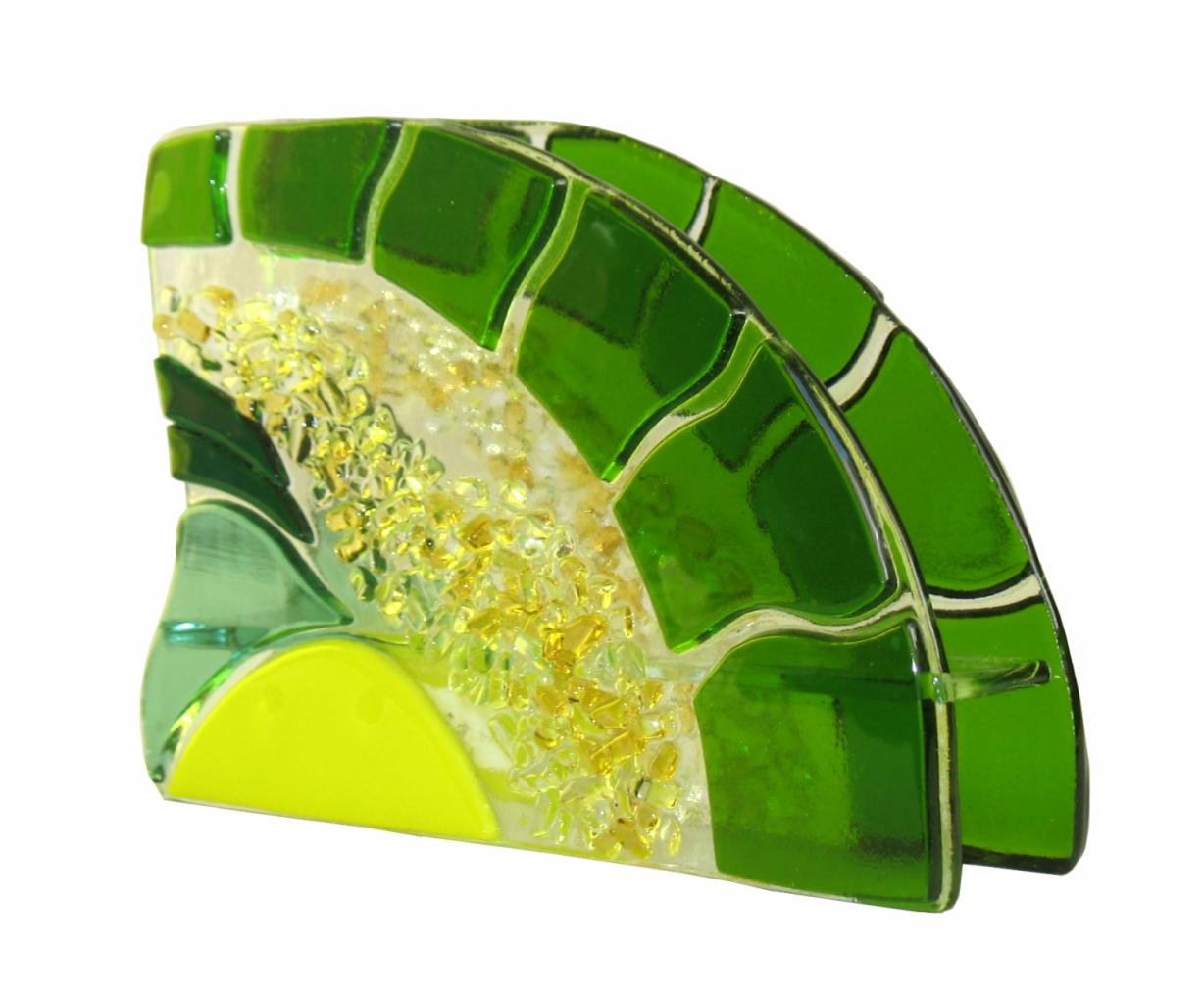 Dekoracyjny, szklany stojak na serwetki w odcieniach zieleni i żółci, wykonany techniką fusingu. Widoczne drobne szklane elementy tworzące mozaikę.