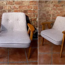 Dwa ujęcia odnowionego fotela w stylu retro z drewnianymi podłokietnikami i tapicerką w geometryczny wzór na tle ceglanej ściany. Widok z przodu i z boku.