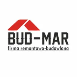 Logo firmy remontowo-budowlanej BUD-MAR z czerwonym symbolem dachu nad nazwą.