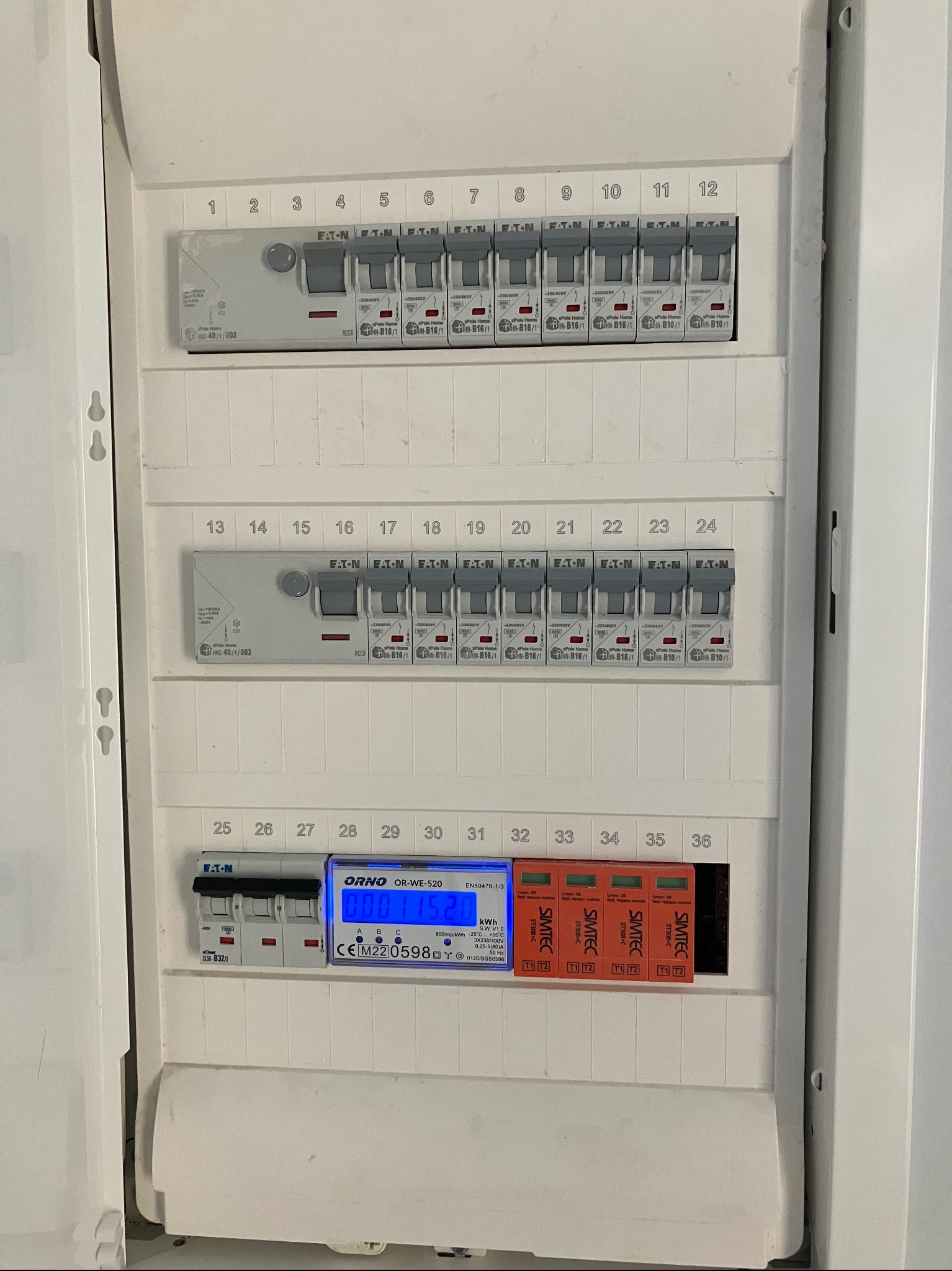 Rozdzielnica elektryczna z bezpiecznikami i licznikiem energii elektrycznej w Lipnie, widoczne zabezpieczenia przepięciowe Simtec.