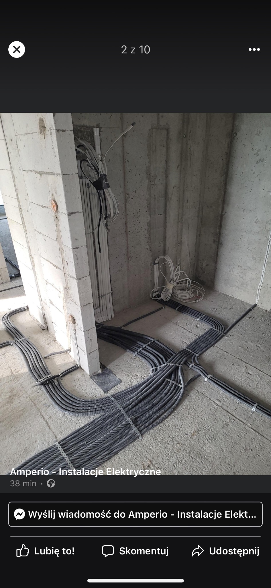 Układanie peszli elektrycznych w nowym budynku, widoczne kable prowadzone wzdłuż ściany z betonu komórkowego, instalacja w trakcie wykonywania.