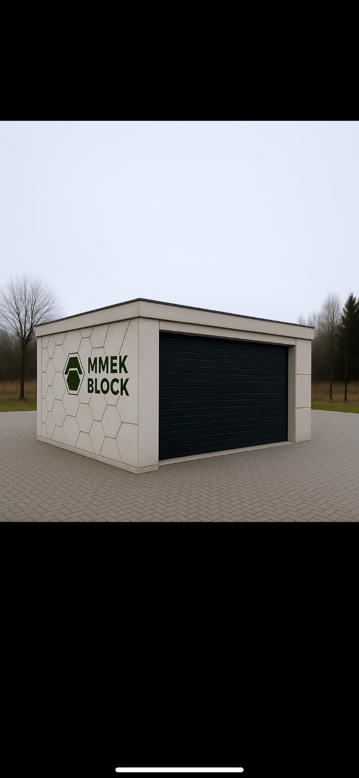 Prefabrykowany garaż betonowy z ciemną bramą rolowaną, ozdobiony wzorem plastra miodu i logo firmy MMEK BLOCK, na tle szarego nieba i drzew.