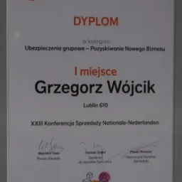 Dyplom dla Grzegorza Wójcika za I miejsce w kategorii Ubezpieczenia grupowe - Pozyskiwanie Nowego Biznesu, wręczony podczas XXIII Konferencji Sprzedaży Nationale-Nederlanden w Lublinie.