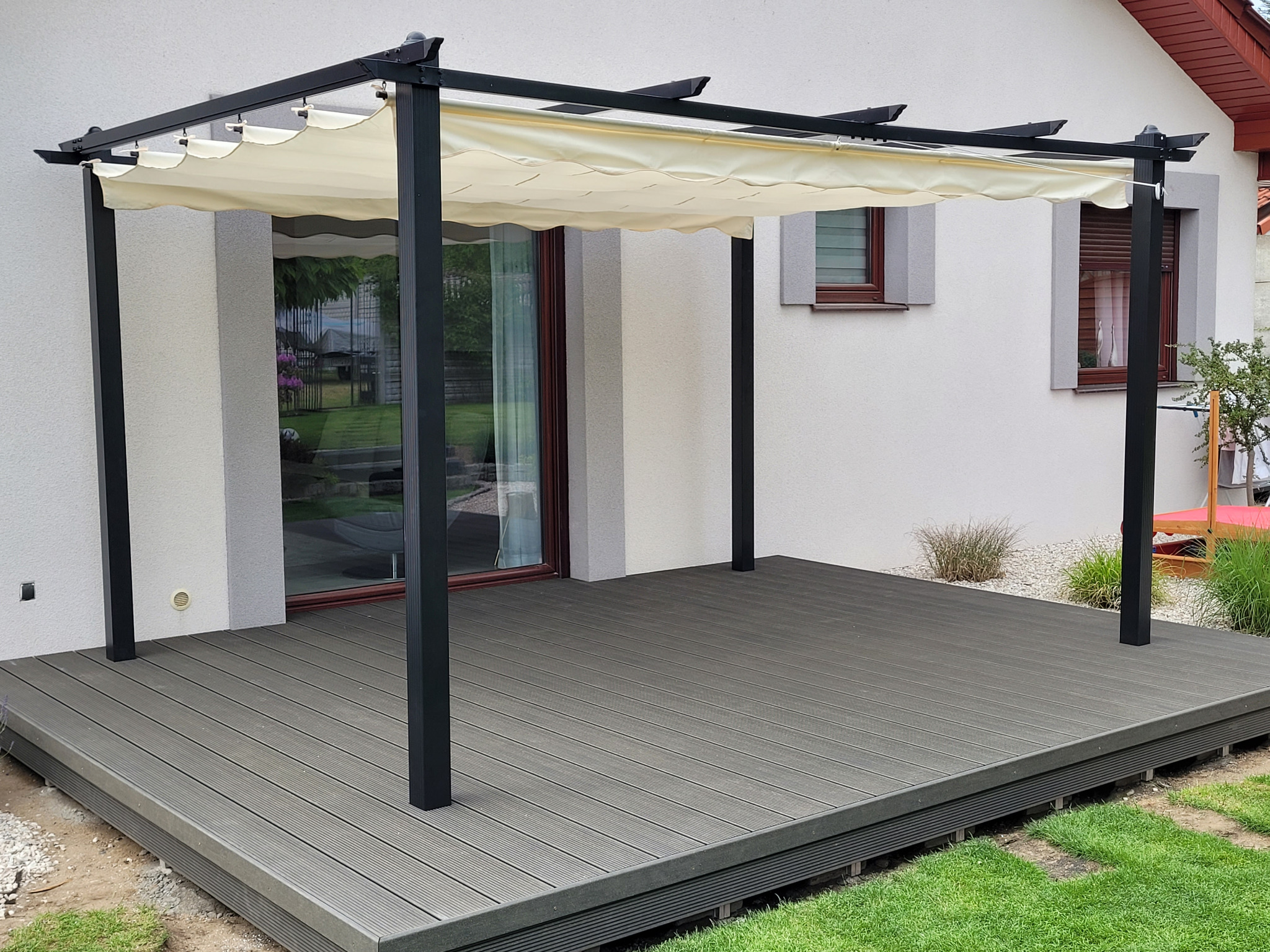 taras z kompozytu drewna , pergola