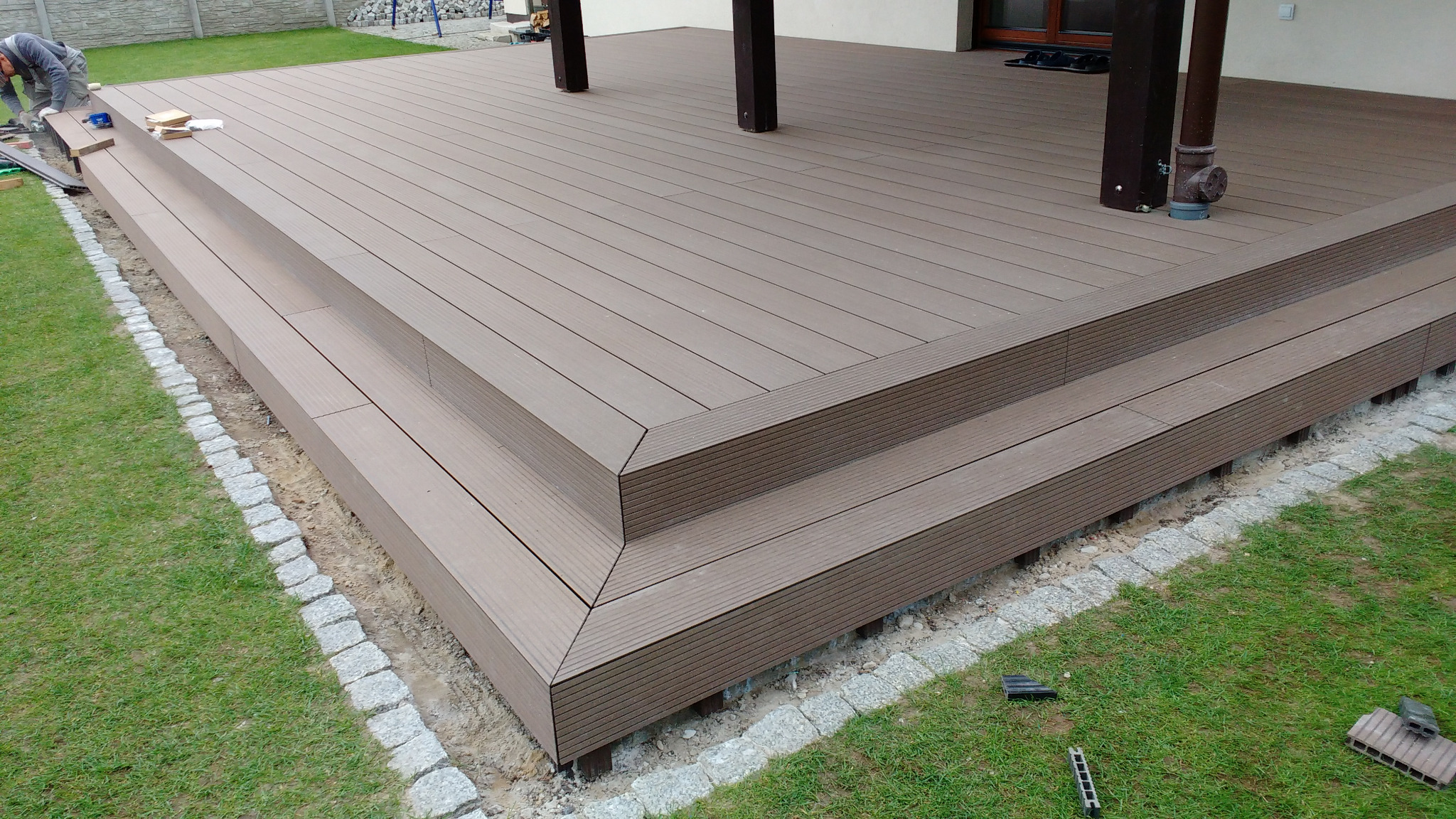 taras z kompozytu drewna