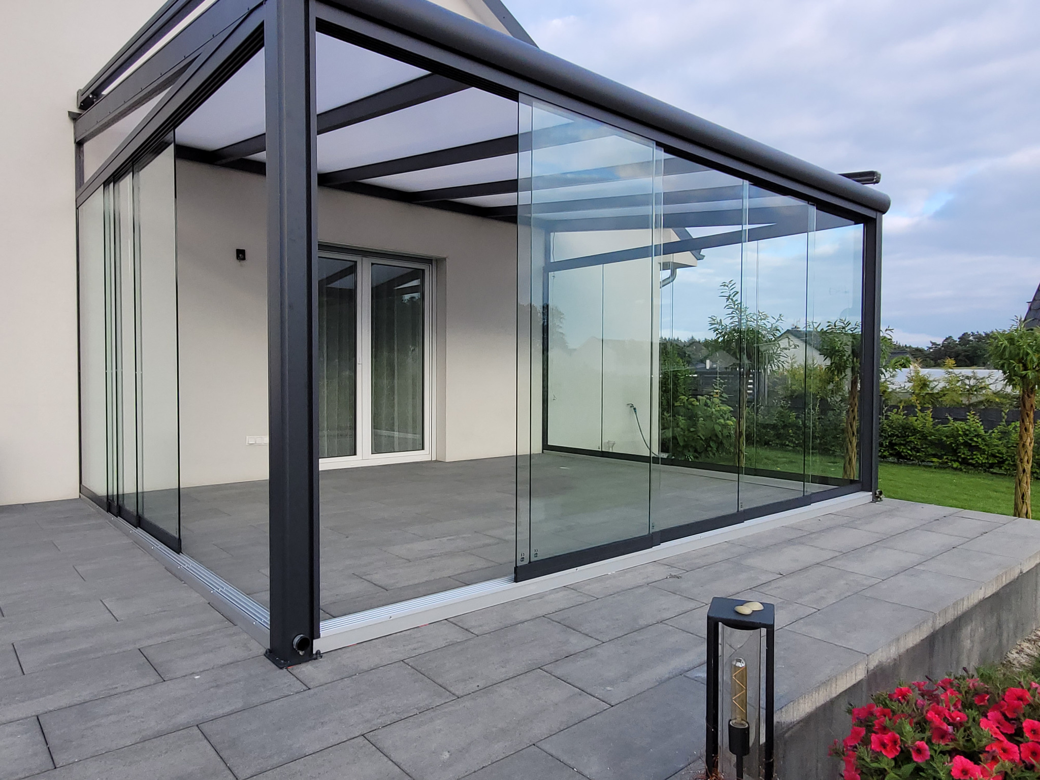 Ogród szklany pokryty poliwęglanem komorowym, ściany boczne szkło 10 mm.