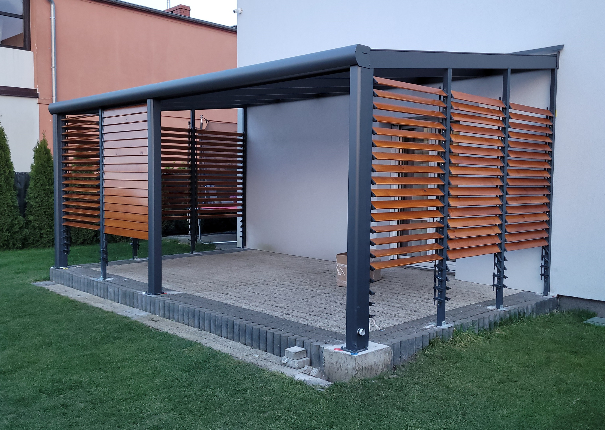 Zadaszenie tarasowe + ruchome żaluzje