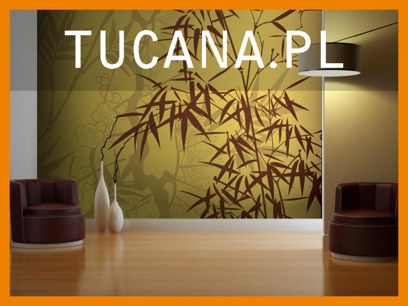 Wnętrze z fototapetą lateksową w motywy bambusa w Tarnowie, uzupełnione dwoma niskimi fotelami i smukłymi wazonami.