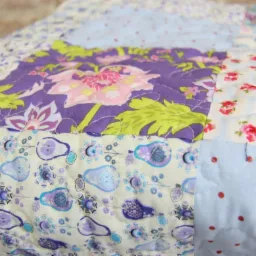 patchwork-quilt lawendowy