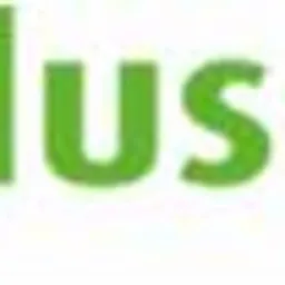 Zielony napis 'plus' z czerwono-niebieskim symbolem uśmiechu, logo firmy telekomunikacyjnej na białym tle.