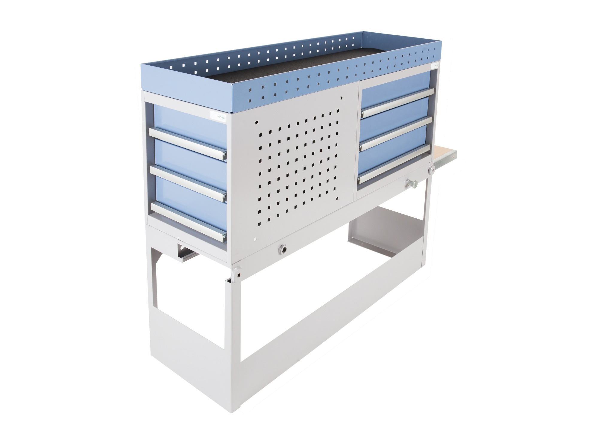 Metalowy, warsztatowy stół z szufladami i perforowaną ścianką boczną, pomalowany na jasny szaro-niebieski kolor, na białym tle.