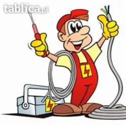 Karykatura uśmiechniętego elektryka w czerwonym kombinezonie z narzędziami i kablem w rękach, na białym tle.