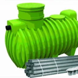 Zielony zbiornik z tworzywa sztucznego o karbowanej powierzchni, z rurami PCV obok, na białym tle.