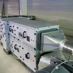 Centrala wentylacyjna VBW z podłączonymi przewodami w hali przemysłowej, widoczne elementy montażowe i przyłącza elektryczne.