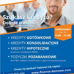 Mężczyzna uśmiecha się na tle reklamy usług finansowych, w tym pożyczek pozabankowych bez BIK i kredytów gotówkowych, konsolidacyjnych oraz hipotecznych.
