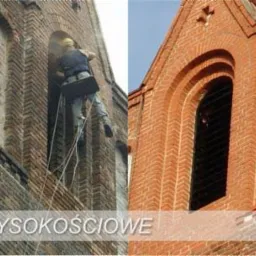 Przed i po: Renowacja ceglanej elewacji wieży kościelnej. Po lewej stronie widoczna jest stara, zabrudzona cegła, a po prawej odnowiona, czysta elewacja. Pracownik zabezpieczony linami wykonuje...