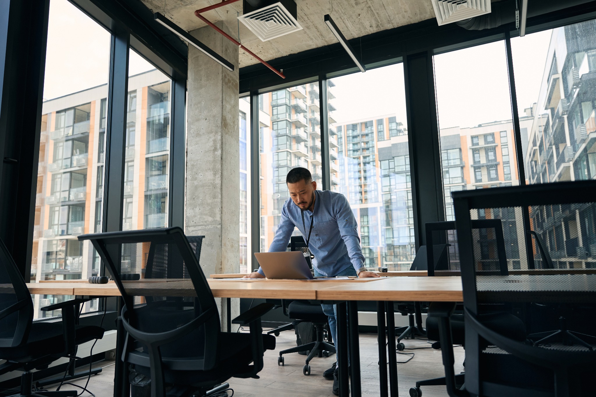 Zdjęcia biznesowe a tym sesje biurowe, sesje zakładów pracy a także jedzenia. Kreatywne fotografie produktów.