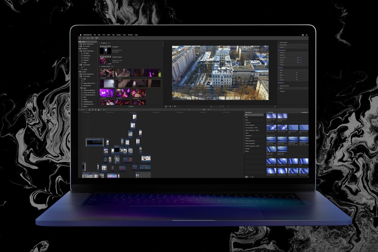 Laptop z otwartym programem do edycji wideo, wyświetlającym oś czasu projektu, podgląd ujęcia z budynkami w tle i panel efektów, na tle abstrakcyjnego wzoru.