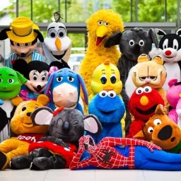 Duża grupa postaci z bajek i filmów w kostiumach, zgromadzona w Zgorzelcu, prezentowana z perspektywy lekko z dołu, z widocznymi detalami kostiumów takich jak faktura materiału i elementy dekoracyjne.