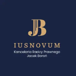 Eleganckie logo Kancelarii Radcy Prawnego IUS NOVUM Jacka Boronia na granatowym tle. Złota litera 'B' stylizowana na kolumny.