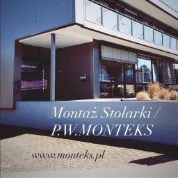 Nowoczesny budynek z balkonem i dużymi oknami, widoczne rolety zewnętrzne. Ujęcie z dołu, na pierwszym planie napis 'Montaż Stolarki / P.W.MONTEKS'.