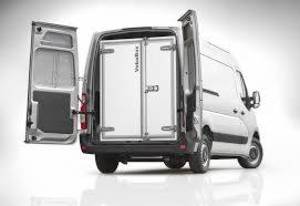 Biały samochód dostawczy z otwartymi tylnymi drzwiami, na których widnieje napis 'VebaBox', prezentujący chłodnię samochodową.